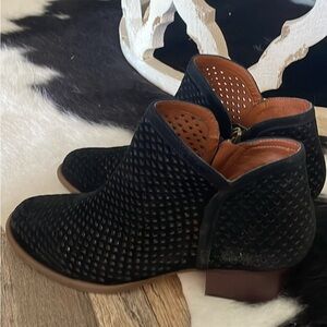 Jessica Simpson Black Textured Ankle Booties